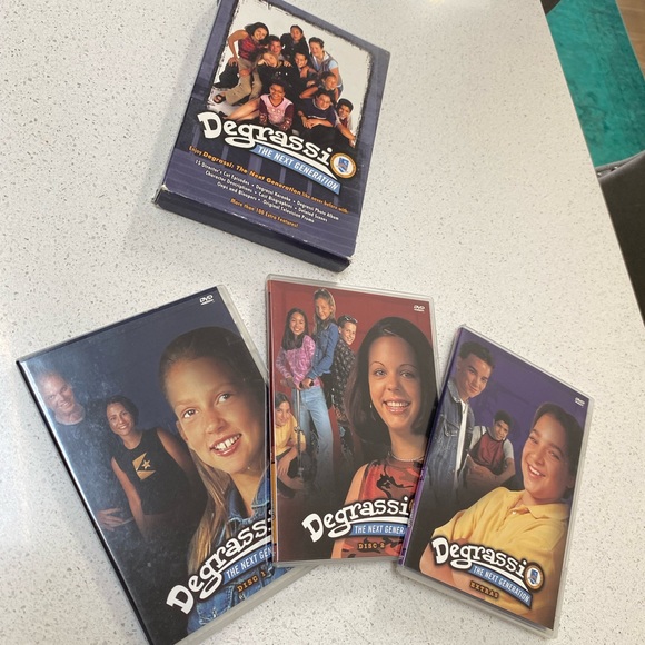 Season 1 of Degrassi - Picture 3 of 4